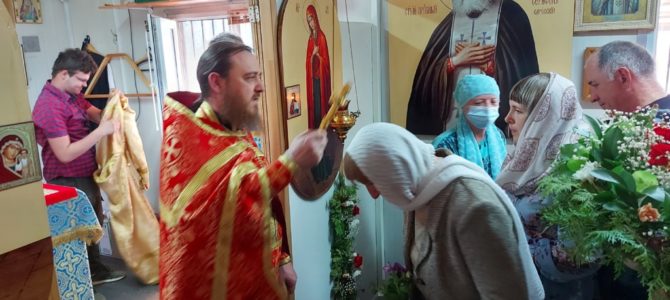 Праздничная служба в День жен мироносиц в храме Рождества Пресвятой Богородицы